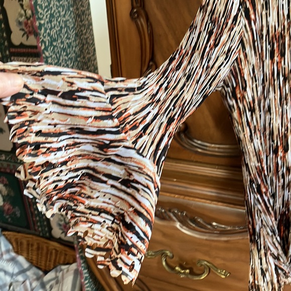 ESSENTIALS BY MILANO CREPY FUNKY TOP BELL SLEEVES FRINGED BOTTOM - Picture 7 of 16